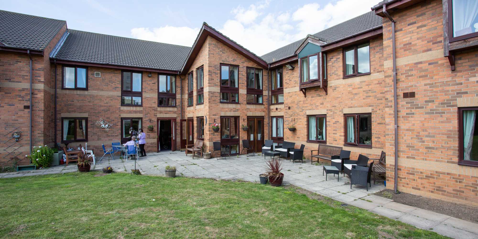 The Pros and Cons of Dementia Care Homes in Leicester